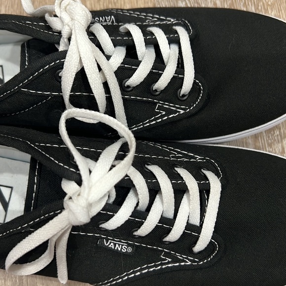VANS LOWTOPS,  WOMANS SIZE 11, BLACK AND WHITE NEW!!!! - Picture 7 of 11